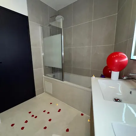 Holiday home Afrobohome, Confort, Familles Et Petits Groupes, Clim, 2 A 6 Personnes, Proche Centre Nimes, Garage Clos