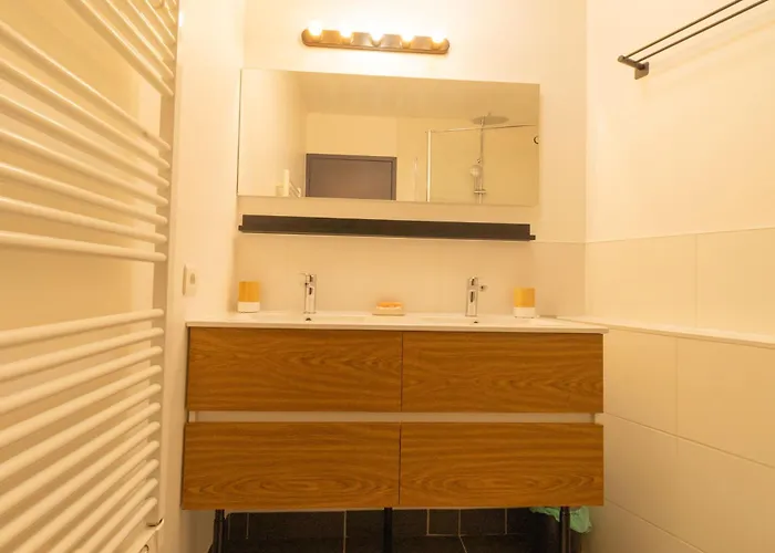 Casa vacanze Afrobohome, Expérience Atypique, Clim, 2 à 6 Personnes, Proche Centre Nîmes, Garage Clos Nîmes