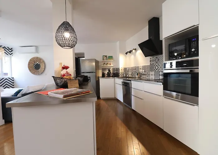 Afrobohome, Expérience Atypique, Clim, 2 à 6 Personnes, Proche Centre Nîmes, Garage Clos *